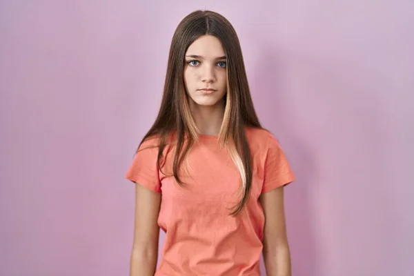 Teenager Mädchen Steht Über Rosa Hintergrund Skeptisch Und Nervös Und — Stockfoto