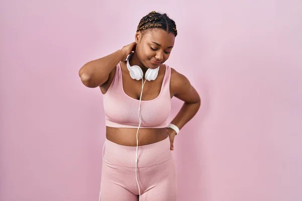Afrikansk Amerikansk Kvinna Med Flätor Sportkläder Och Hörlurar Som Lider — Stockfoto
