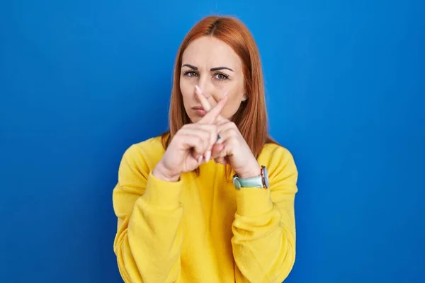 Mujer Joven Pie Sobre Fondo Azul Rechazo Expresión Cruzando Dedos —  Fotos de Stock