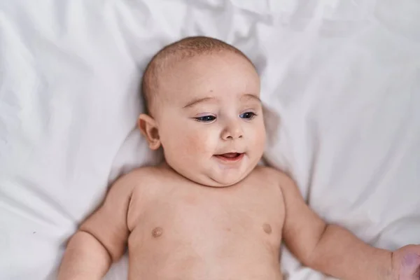 Schattige Baby Lachend Zelfverzekerd Liggend Bed Slaapkamer — Stockfoto