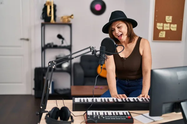 Middle Age Woman Musician Singing Song Playing Piano Music Studio — ストック写真