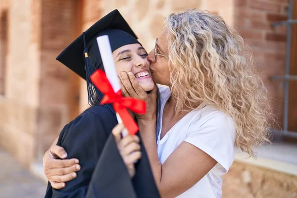 Two Women Mother Graduated Daughter Hugging Each Other Campus University — Foto Stock
