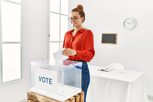 Mujer Joven Sonriendo Confiada Votando Colegio Electoral —  Fotos de Stock