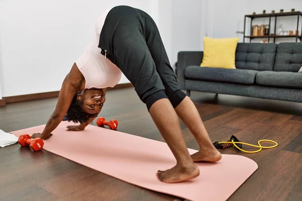 Mujer Afroamericana Sonriendo Segura Entrenar Yoga Casa — Foto de Stock