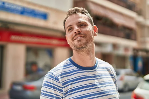 Young Hispanic Man Smiling Confident Looking Side Street — Foto Stock