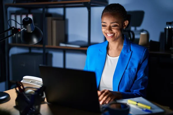 Belle Femme Afro Américaine Travaillant Bureau Nuit Avec Sourire Heureux — Photo