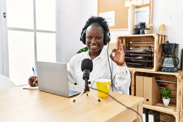 Genç Afrikalı Bir Kadın Radyo Stüdyosunda Çalışıyor Parmaklarıyla Imza Atıyor — Stok fotoğraf