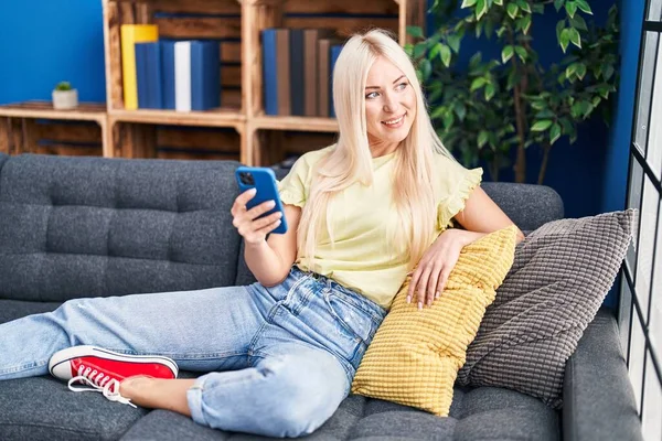 Young Blonde Woman Using Smartphone Sitting Sofa Home — Stock Photo, Image