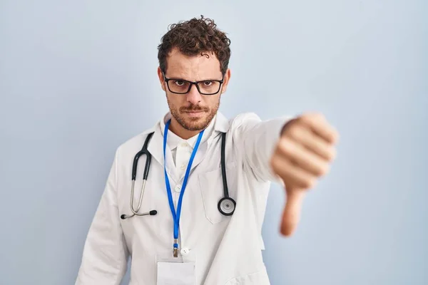 Jovem Hispânico Vestindo Uniforme Médico Estetoscópio Olhar Infeliz Irritado Mostrando — Fotografia de Stock