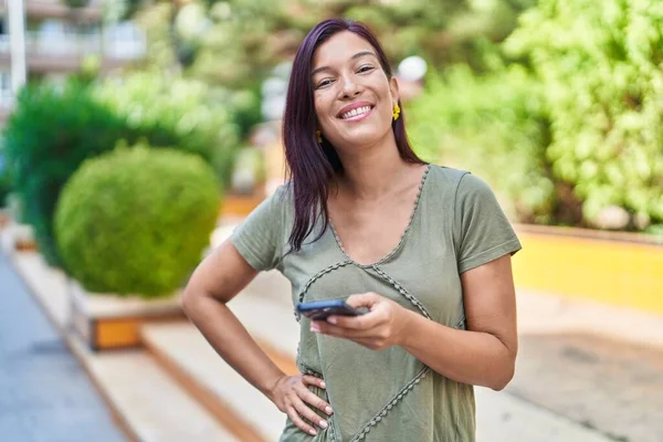 Mladý Krásný Hispánský Žena Usměvavý Jistý Pomocí Smartphone Parku — Stock fotografie