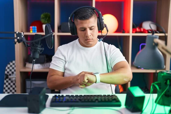 Jovem Hispânico Jogando Videogames Verificando Hora Relógio Pulso Relaxado Confiante — Fotografia de Stock