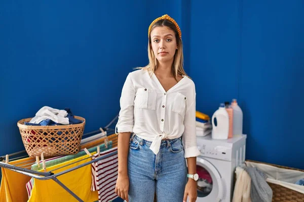 Junge Blonde Frau Der Waschküche Sieht Schläfrig Und Müde Aus — Stockfoto