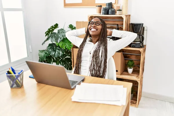 Joven Mujer Negocios Afroamericana Relajada Con Las Manos Cabeza Oficina —  Fotos de Stock