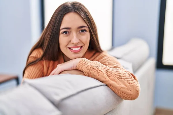 Jovem Bela Mulher Hispânica Sorrindo Confiante Sentado Sofá Casa — Fotografia de Stock