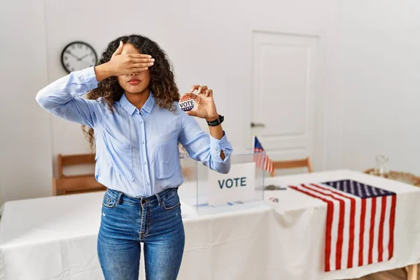 Belle Femme Hispanique Attente Campagne Politique Votant Bulletin Vote Couvrant — Photo