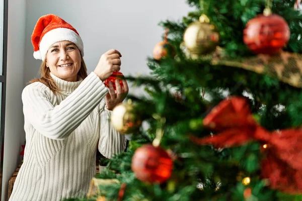 Medelålders Kaukasiska Kvinna Ler Säker Dekorera Julgran Hemma — Stockfoto