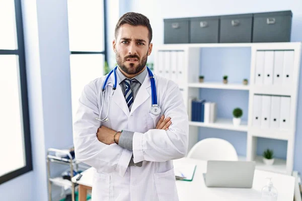 Bell Uomo Ispanico Con Uniforme Medico Stetoscopio Alla Clinica Medica — Foto Stock