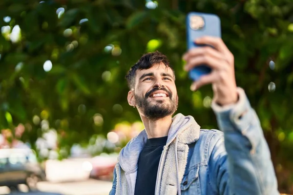 Genç Spanyol Adam Gülümsüyor Parktaki Akıllı Telefonun Yanında Özçekim Yapıyor — Stok fotoğraf