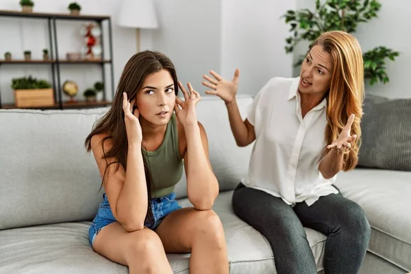 Moeder Dochter Ongelukkig Ruzie Zitten Bank Thuis — Stockfoto