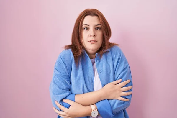 Young Hispanic Woman Red Hair Standing Pink Background Shaking Freezing — Stock Photo, Image