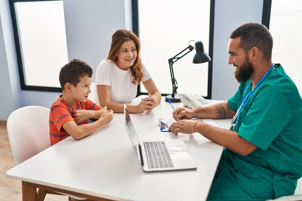 Aile Klinikte Tıbbi Danışmanlık Yapıyor — Stok fotoğraf