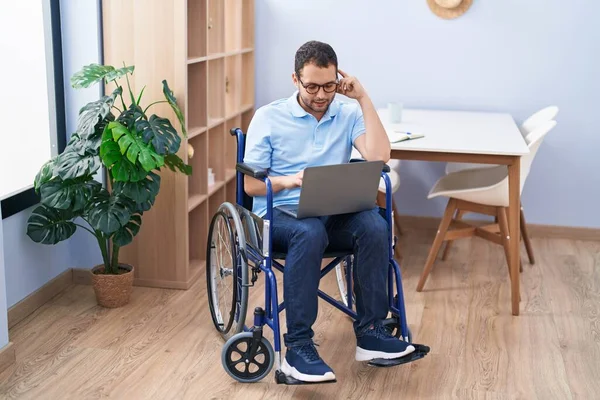 Young Man Using Laptop Sitting Wheelchair Home — Φωτογραφία Αρχείου