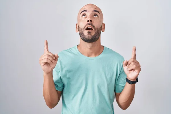 Middle Age Bald Man Standing White Background Amazed Surprised Looking — Stockfoto