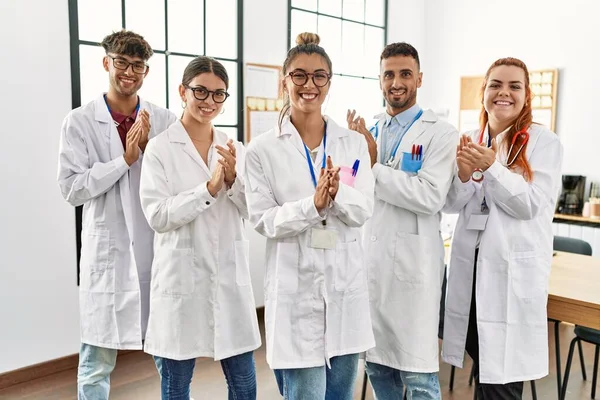 Group Young Doctor Smiling Happy Clapping Standing Clinic Office — Stockfoto