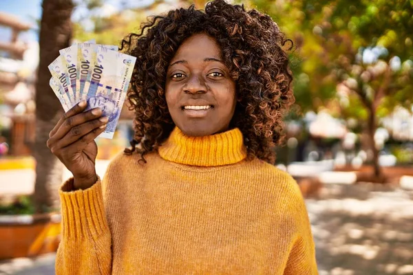 African American Woman Smiling Confident Holding Rands Banknotes Park — Stock Photo, Image