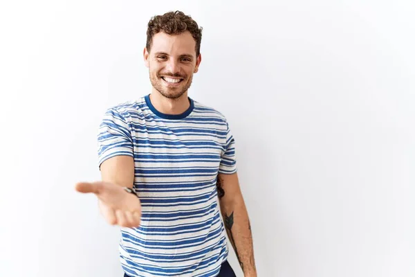 Guapo Joven Pie Sobre Fondo Aislado Sonriente Alegre Ofreciendo Palma —  Fotos de Stock