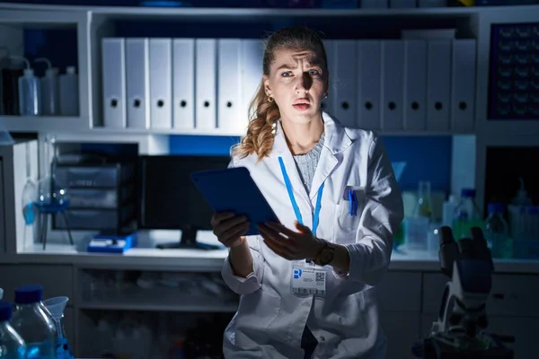 Hermosa Mujer Rubia Que Trabaja Laboratorio Científico Tarde Noche Cara —  Fotos de Stock