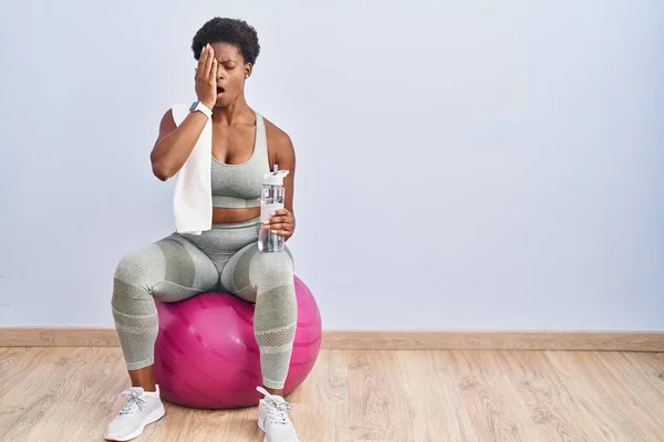 Afroamerikansk Kvinna Sportkläder Sittande Pilatesboll Gäspande Trött Täcker Halva Ansiktet — Stockfoto