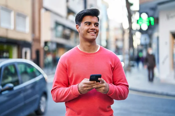 Jovem Hispânico Sorrindo Confiante Usando Smartphone Rua — Fotografia de Stock