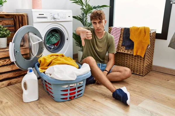 Junger Kaukasischer Mann Der Schmutzige Wäsche Die Waschmaschine Legt Sieht — Stockfoto