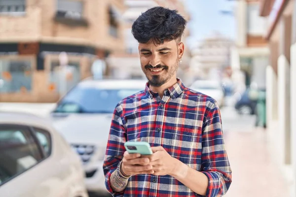 Ung Latinamerikansk Man Ler Säker Med Hjälp Smartphone Gatan — Stockfoto