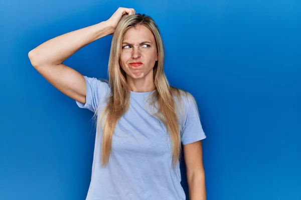 Schöne Blonde Frau Trägt Legeres Shirt Über Blauem Hintergrund Verwirren — Stockfoto