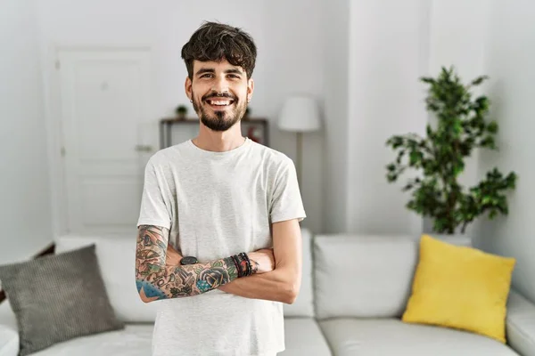 Spaanse Man Met Baard Woonkamer Vrolijk Gezicht Glimlachend Met Gekruiste — Stockfoto