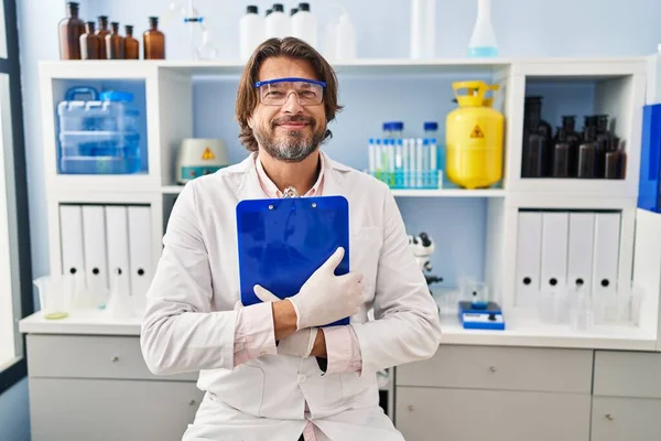 Wissenschaftler Mittleren Alters Lächeln Zuversichtlich Und Halten Checkliste Labor — Stockfoto