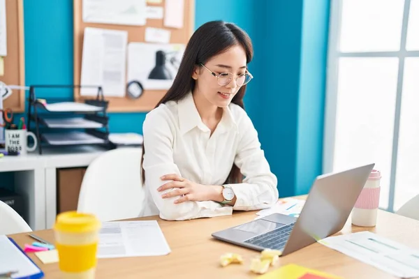 Joven Mujer China Trabajadora Negocios Sonriendo Confiada Sentada Con Los —  Fotos de Stock