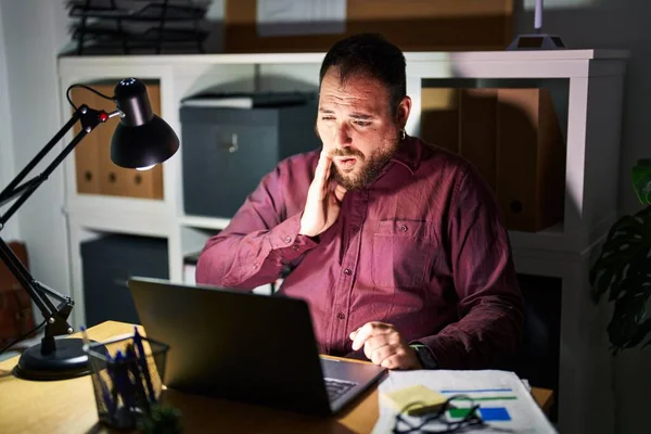 Size Hispanic Man Beard Working Office Night Touching Mouth Hand — Foto Stock