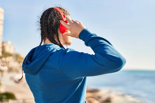Young Man Listening Music Back View Seaside — Stock Photo, Image