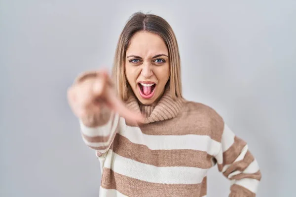 Jonge Blonde Vrouw Dragen Coltrui Geïsoleerde Achtergrond Wijzend Ontevreden Gefrustreerd — Stockfoto