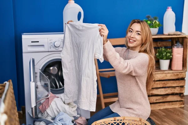 Çamaşırhanede Çamaşır Yıkayan Tişörtlü Genç Bir Kadın — Stok fotoğraf