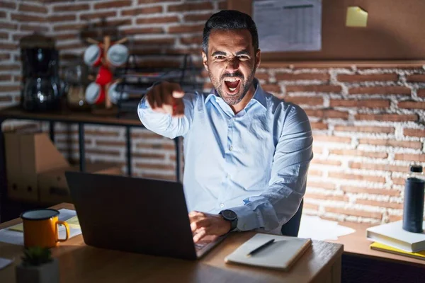 Hombre Hispano Con Barba Trabajando Oficina Por Noche Señalando Disgustado — Foto de Stock