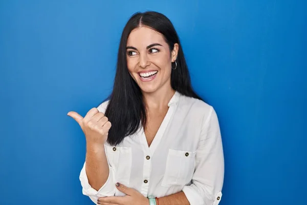 Junge Hispanische Frau Steht Vor Blauem Hintergrund Und Lächelt Mit — Stockfoto
