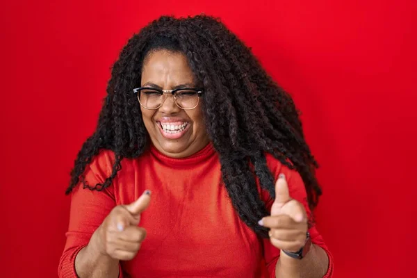 Size Hispanic Woman Standing Red Background Pointing Fingers Camera Happy — Stock Photo, Image