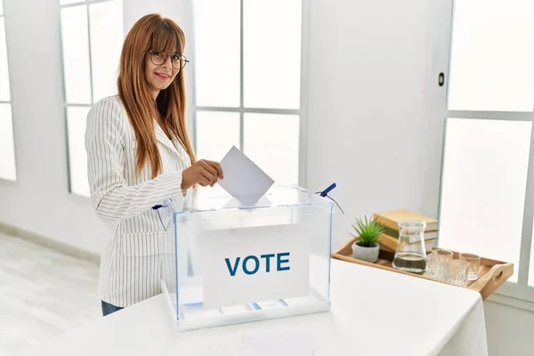 Jovem Hispânica Sorrindo Voto Confiante Faculdade Eleitoral — Fotografia de Stock