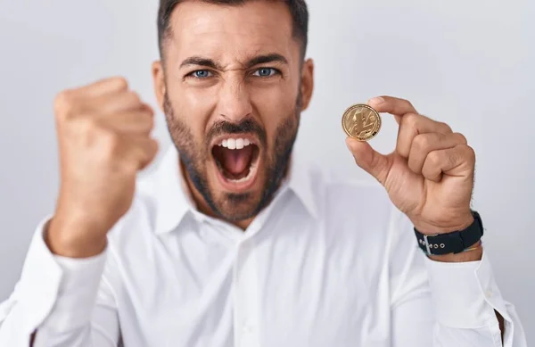 Schöner Hispanischer Mann Mit Litecoin Kryptowährungsmünze Genervt Und Frustriert Schreit — Stockfoto