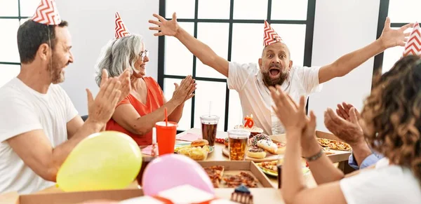 Grupo Amigos Meia Idade Sorrindo Feliz Comemorar Aniversário Casa — Fotografia de Stock