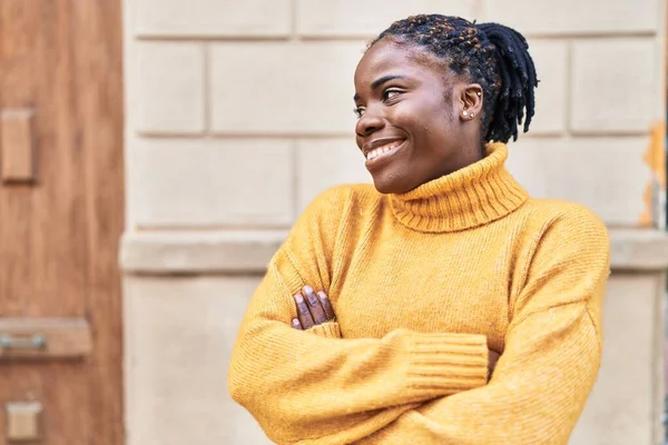 African American Woman Smiling Confident Standing Arms Crossed Gesture Street — Stock Photo, Image